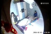 Phẫn nộ bé 3 tuổi sợ hãi, khóc thét khi bị đánh liên tiếp vào mặt