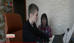 Nam sinh không tay chơi piano điêu luyện