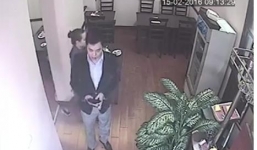 Cư dân mạng truy lùng nam thanh niên ăn mặc lịch sự lén lấy điện thoại 