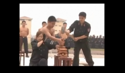 Video: “Chiến sĩ tóc dài” dùng nội công đập gạch, nằm trên thủy tinh