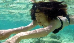 Nữ sinh một mình sống trên đảo hoang