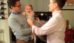 Phản ứng thú vị của em bé khi thấy hai ông bố giống hệt nhau