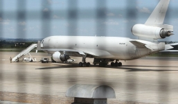 Tá hỏa phát hiện thi thể nhỏ máu trên máy bay chở tiền