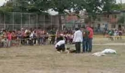 Bị truất quyền thi đấu, cầu thủ bắn chết trọng tài ngay trên sân