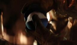 Cục tuyết vẫn nguyên vẹn khi bị nung trong lò luyện thép 2.000 độ