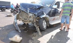 Xe 7 chỗ tông xe du lịch 'bay' lên dải phân cách, 2 tài xế bị thương