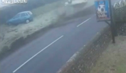 Video: Xe bị lật và bốc cháy tại Anh