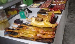 Chó bỗng chốc được 'phẫu thuật thẩm mỹ' thành thú rừng ở chùa Hương?