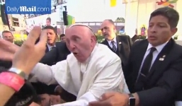 Video: Giáo hoàng Francis nổi giận khi bị đám đông kéo ngã
