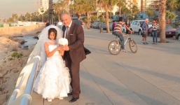 Video cô dâu 12 tuổi chụp ảnh cưới cùng chú rể bằng tuổi ông gây sốc