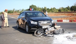 Xe máy cháy trơ khung sau va chạm với ô tô