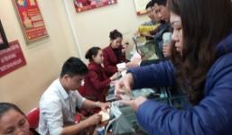 Ngày Vía Thần tài: Giá vàng tăng cao, khách xếp hàng trăm mét chờ mua
