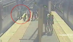 Video: Đứng tim khoảnh khắc bé trai rời tay mẹ, rơi xuống đường tàu