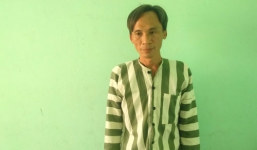 Công an phá cửa giải cứu cụ bà bị con đánh bằng ổ khóa