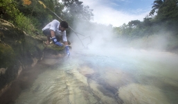 Dòng sông bí ẩn quanh năm nước sôi sục ở Brazil