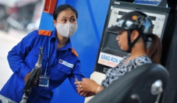Xăng chính thức giảm gần 1.000 đồng/ lít