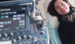 Ly Kute hớn hở ngắm em bé trước khi lâm bồn