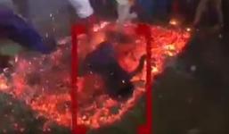 Video: Người phụ nữ bốc cháy khi chạy qua than hồng