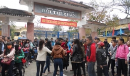 Nữ sinh Huế bị đánh hội đồng trước cổng trường