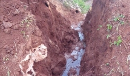 Sụt đất khi đào cống dẫn nước, 2 người bị vùi lấp tử vong tại chỗ