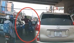 Tài xế Lexus tung “liên hoàn cước” vào người đi xe máy chở nước vì va quệt 