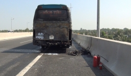 Xe khách 45 chỗ bốc cháy trên cao tốc Trung Lương