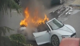 Video: Bình cứu hỏa không thể cứu Audi bốc cháy