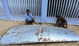 Cận cảnh mảnh vỡ nghi thân máy bay ở trên biển Khánh Hòa