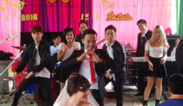 Màn hôn cô dâu và vũ đạo không thể đặc biệt hơn của chú rể tại đám cưới