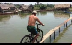Nam thanh niên thử sức qua cầu khỉ bằng xe đạp