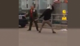 Video: Thanh niên cầm hung khí chém người tới tấp ở Thanh Oai