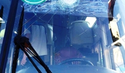 Xe ô tô bị ném đá trên cao tốc Long Thành