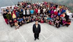 Người đàn ông sống cùng 39 vợ trong ngôi nhà 100 phòng