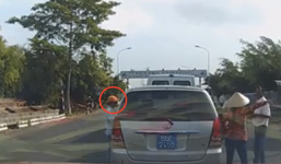 Video: Dàn cảnh trộm túi xách trong ôtô biển xanh