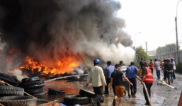 Kinh hoàng cảnh lửa 'liếm' toàn bộ kho, nhà, 2 xe máy giữa trưa