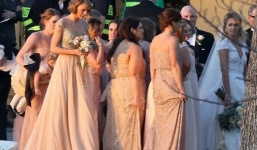 Taylor Swift rạng rỡ làm phù dâu đám cưới bạn thân