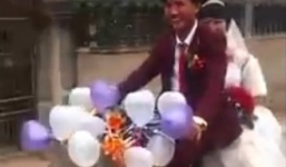 Video: Rước dâu độc đáo bằng xe đạp điện ở Nghệ An 