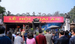 Du khách ùn ùn đổ về, Đền Trần Nam Định 'nóng” trước giờ khai ấn