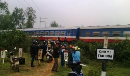 Xe máy mắc vào đường ray, 1 người bị tàu hỏa cuốn tử vong