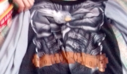 Bé trai ngất xỉu khi mặc áo Trung Quốc có gắn thiết bị lạ