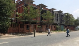 Đang chụp ảnh, phát hiện thi thể treo cổ trong biệt thự bỏ hoang