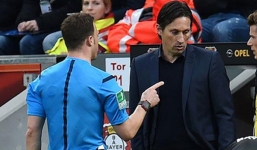 Đuổi HLV bất thành, trọng tài tự ý bỏ trận đấu