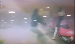 Gái xinh đi xe tay ga sành điệu, trộm chậu hoa trong đêm