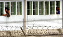 Video: Hãi hùng phát hiện hơn 100 thi thể tù nhân dưới cống nhà tù