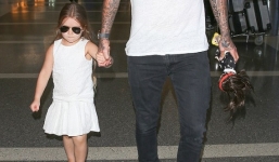 Clip Harper như thiên thần nắm chặt tay Beckham tại sân bay