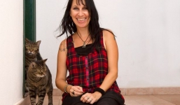 Hy hữu cô gái cưới 2 chú mèo trong suốt 16 năm