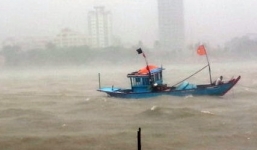 Quảng Nam: 3 ngư dân bị sóng lớn cuốn mất tích trên biển