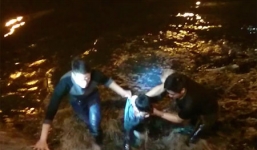 Phạm nhân cùng quản giáo nhảy xuống hồ khống chế tên trộm