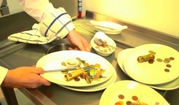 'Sốc' với nhà hàng… nấu tiền làm đồ ăn cho người dùng