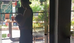 Tăng Thanh Hà dịu dàng chăm sóc con trai